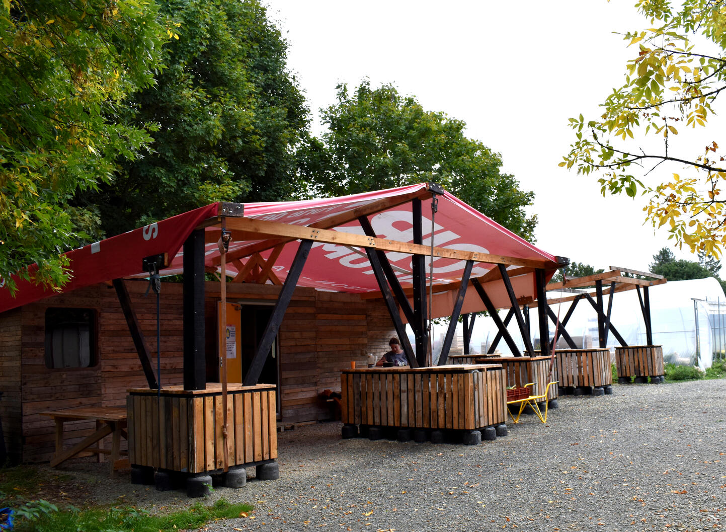 un préau pour les cols verts