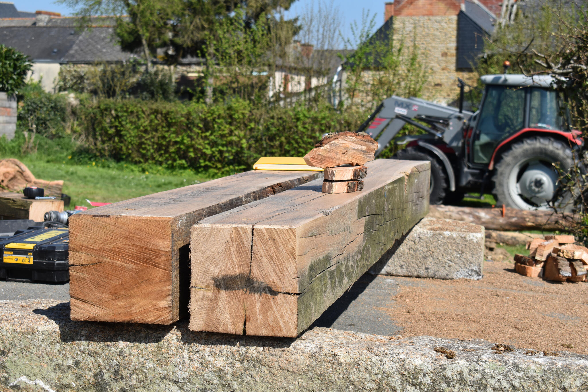 Poutres issues du démontage d&#39;un batiment communal transformé en banc public.