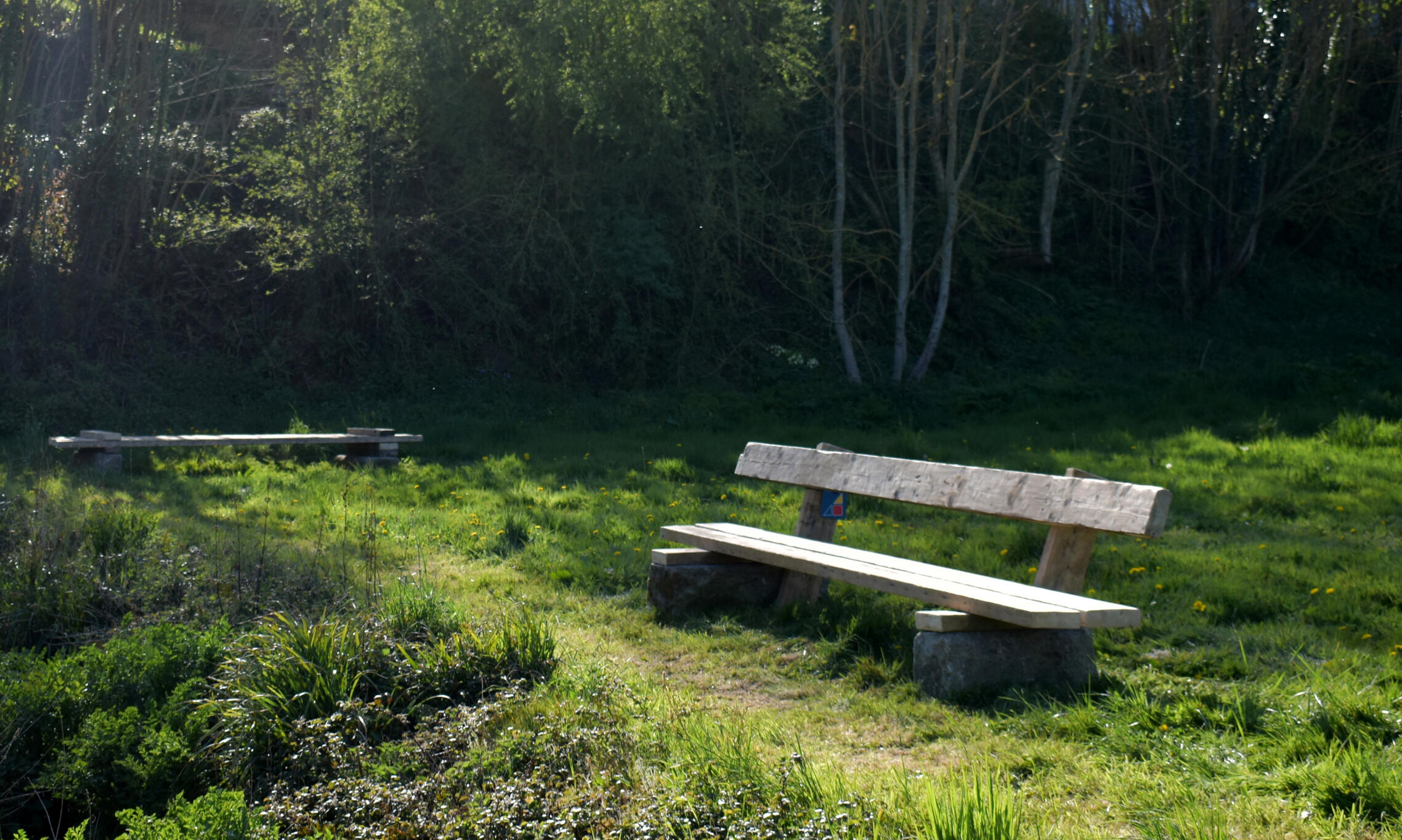 Bancs, réalisés par les agent.e.s des services techniques de la commune.