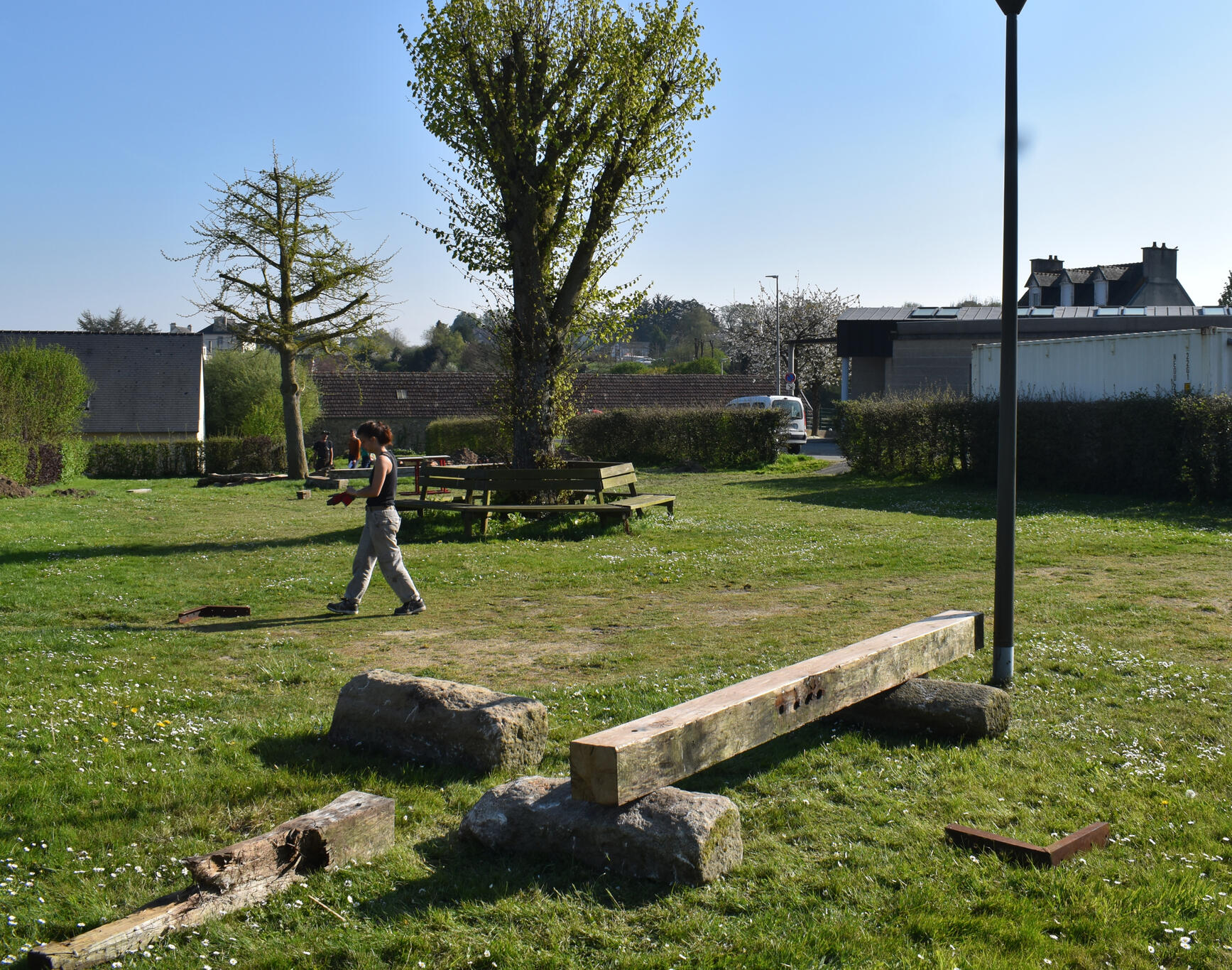 Installation de poutres et dalles de granit réemployées.