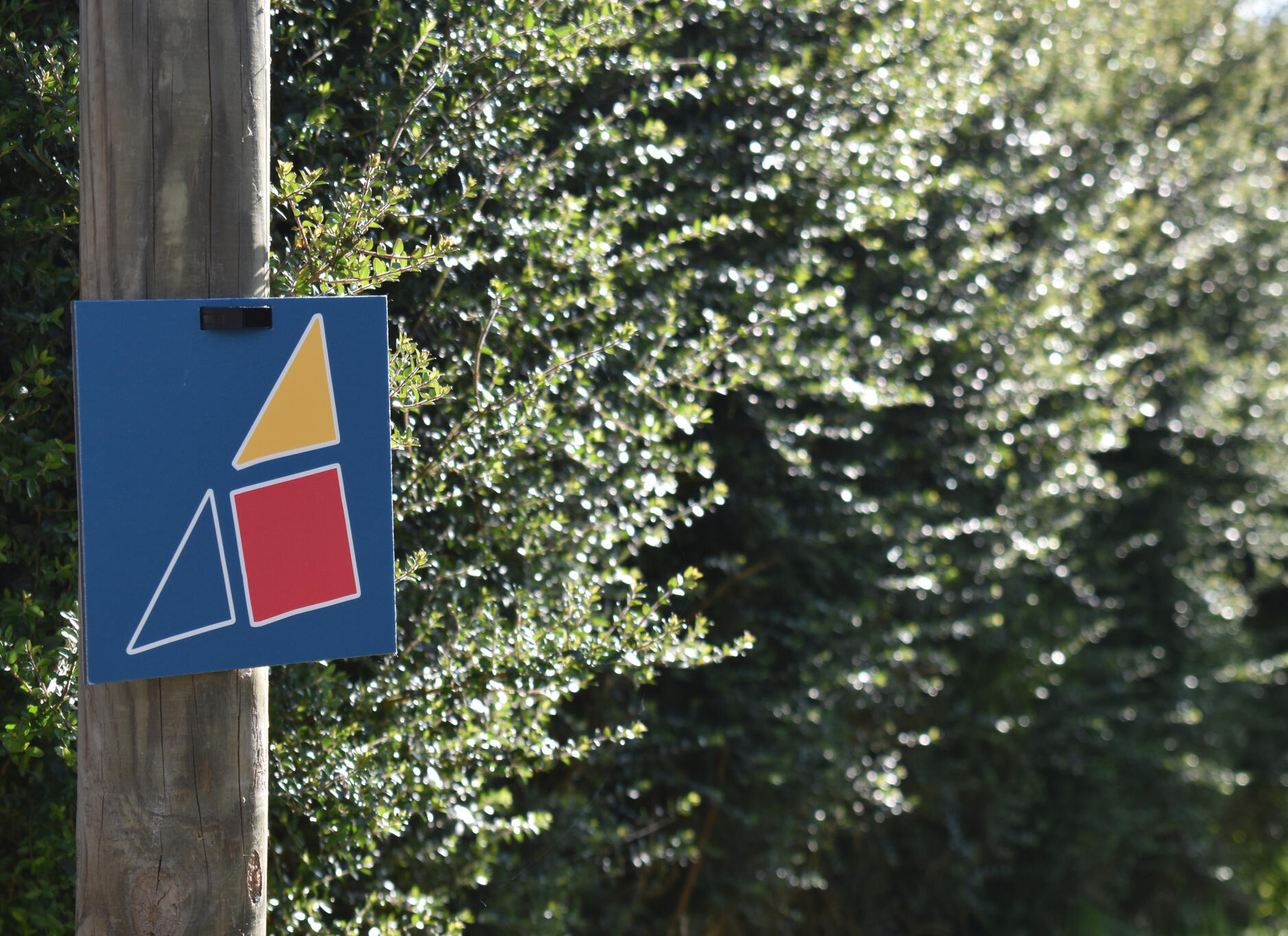 Signalétique de la chasse aux trésors caché tout au long du parcours de la promenade des enfants.