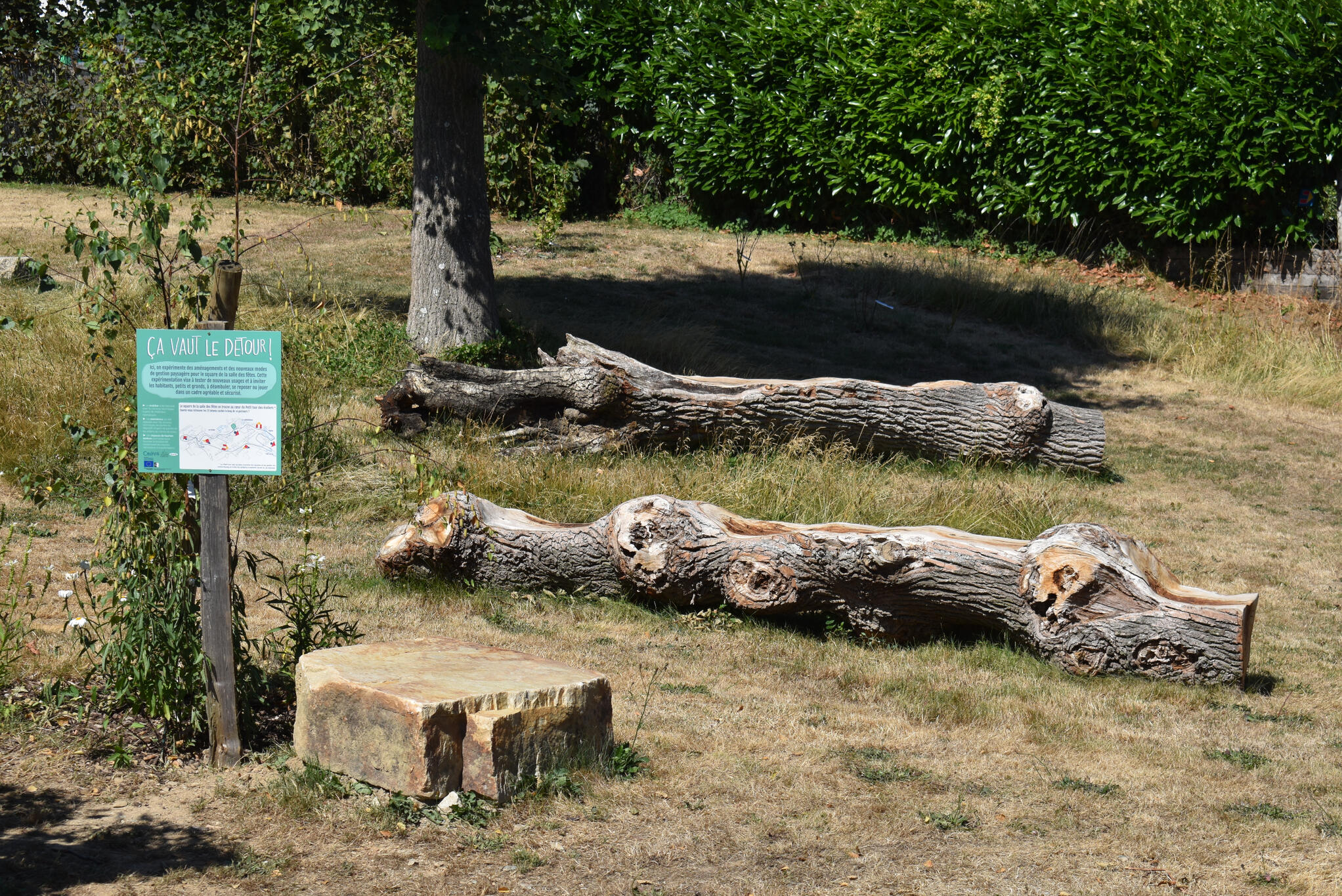 grumes taillés en assises et jeux de franchissement pour les enfants.