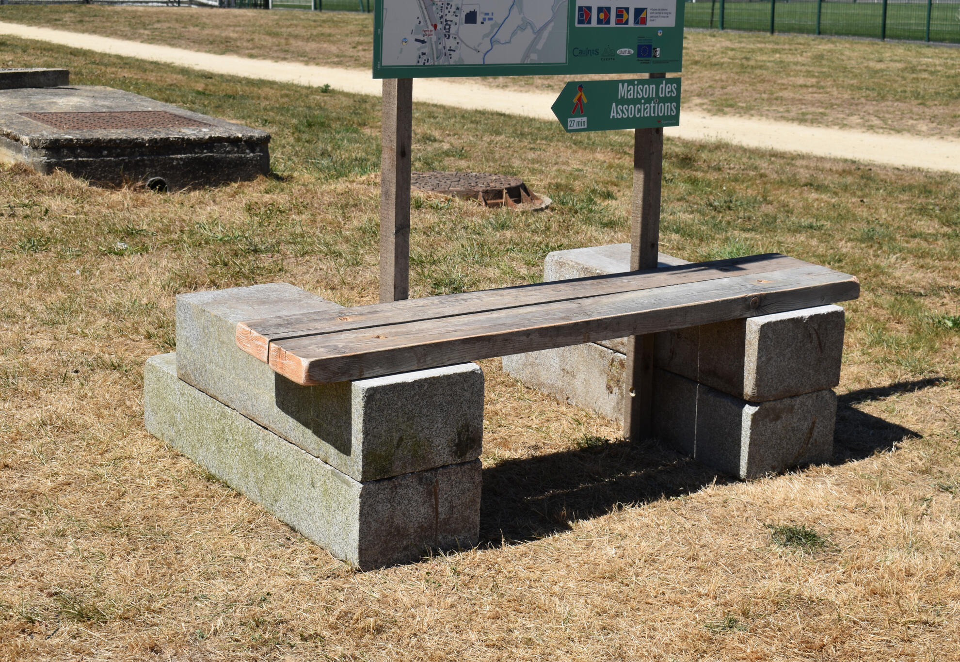 Banc support de signalétique - fabriqué par les agent.e.s des services techniques à partir de réemploi