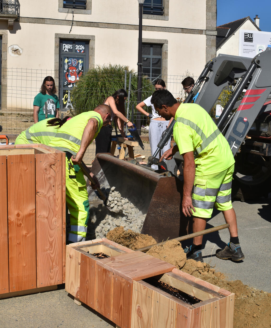 Les agent.e.s des services techniques remplissent les bacs