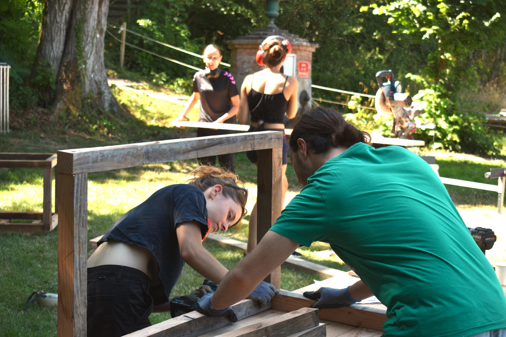 Les jeunes de la commune en atelier de fabrication des bacs de plantations Les jeunes de la commune en atelier de fabrication des bacs de plantations